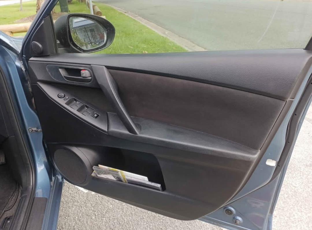 2011 mazda 3 - Image 5