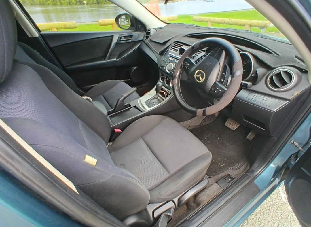 2011 mazda 3 - Image 2