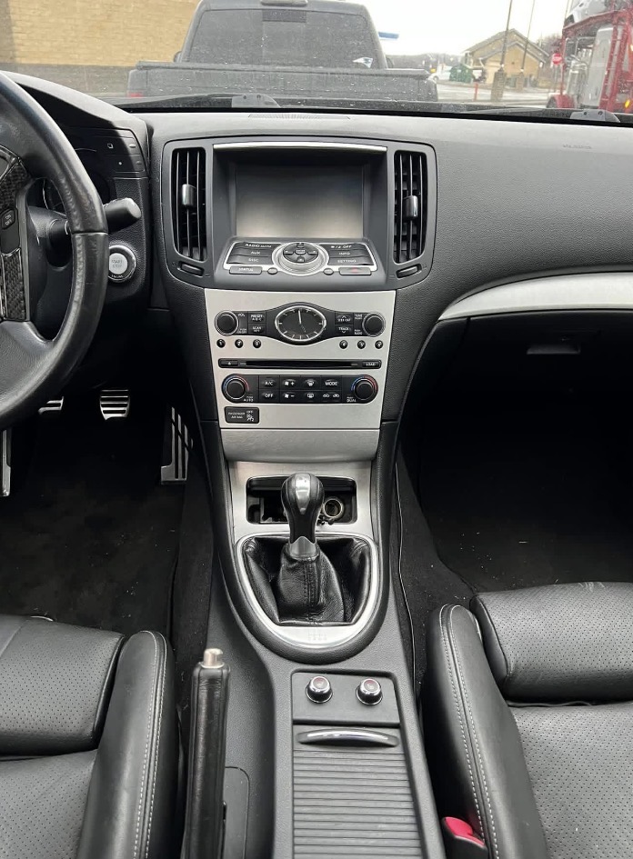 2009 g37 6 speed sport sedan - Image 5